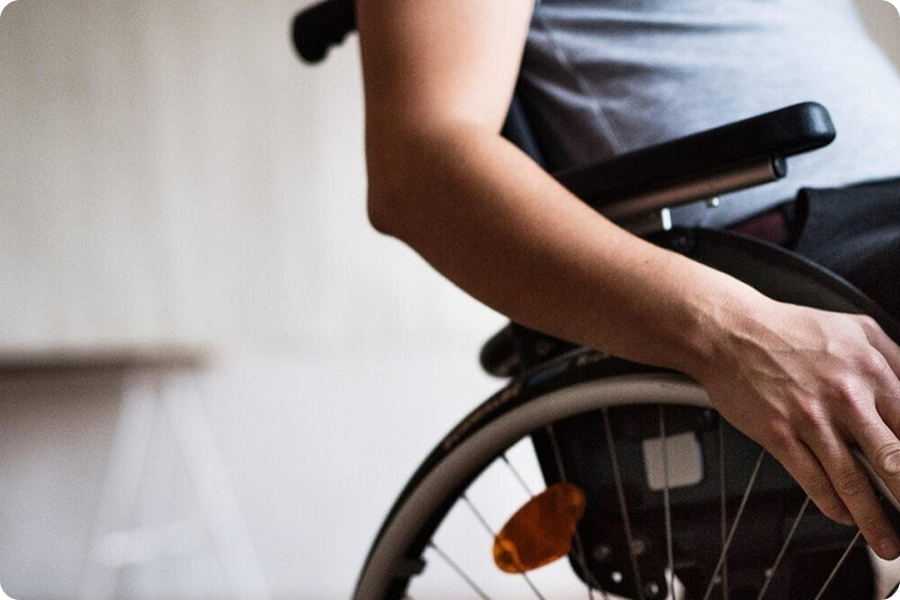 Liikuntarajoitteisille: Mahdollistaa itsenäisen liikkumisen ja tukee matkustamista arjen tehtäviin ja asioihin.